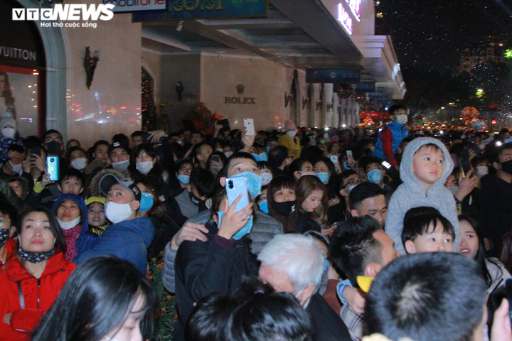 Ảnh: Sau đêm Countdown rực rỡ, rác lại ngập trắng phố đi bộ hồ Hoàn Kiếm - 1