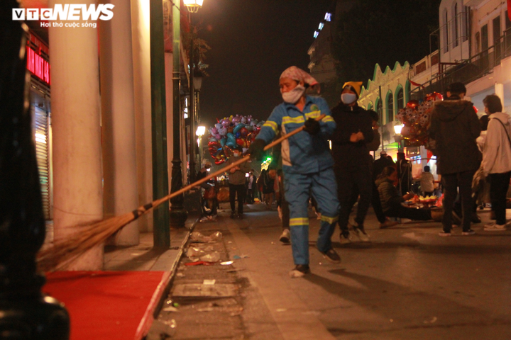 Ảnh: Sau đêm Countdown rực rỡ, rác lại ngập trắng phố đi bộ hồ Hoàn Kiếm - 5