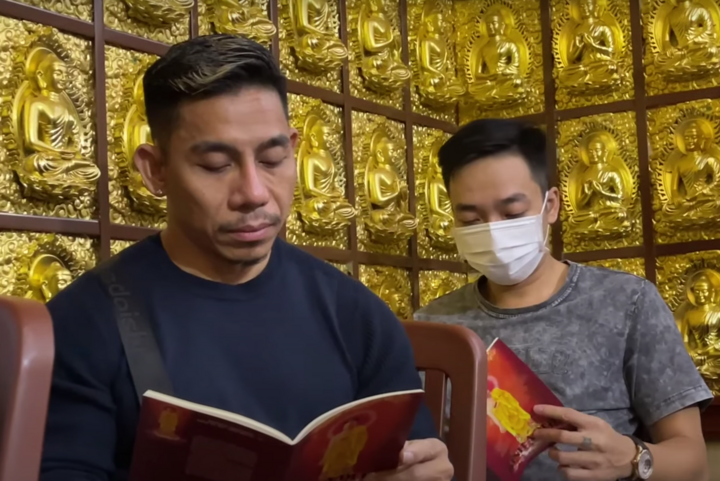 Con gái Vân Quang Long vừa khóc vừa hát 'Ba kể con nghe' trong tang lễ - 4