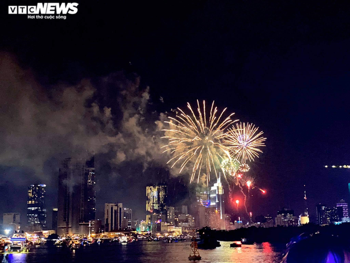 Pháo hoa rực sáng bầu trời, cả nước đón chào năm mới 2021 - 12