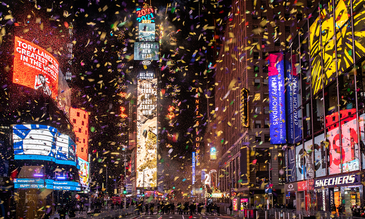 Video: Quảng trường Thời đại, New York vắng lặng thời khắc đón năm mới 2021 - 2
