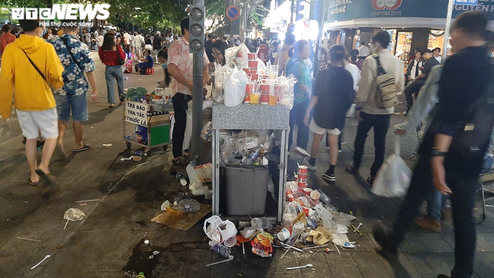 TP.HCM: Phố đi bộ Nguyễn Huệ ngập trong rác sau màn pháo hoa chào năm mới 2021 - 3