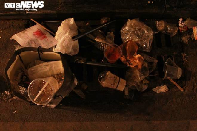 Ảnh: Sau đêm Countdown rực rỡ, rác lại ngập trắng phố đi bộ hồ Hoàn Kiếm - 10