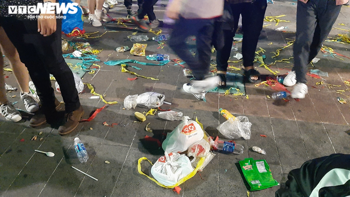 TP.HCM: Phố đi bộ Nguyễn Huệ ngập trong rác sau màn pháo hoa chào năm mới 2021 - 5