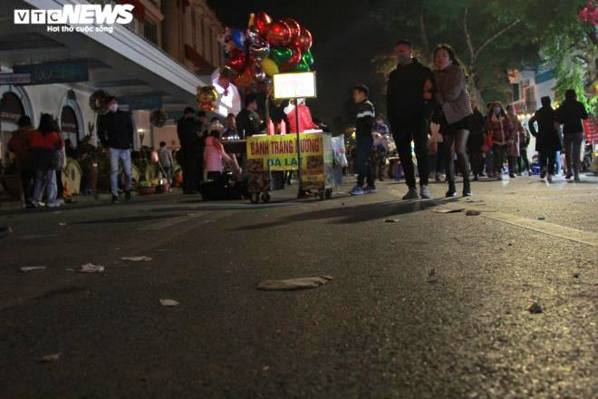 Ảnh: Sau đêm Countdown rực rỡ, rác lại ngập trắng phố đi bộ hồ Hoàn Kiếm - 2