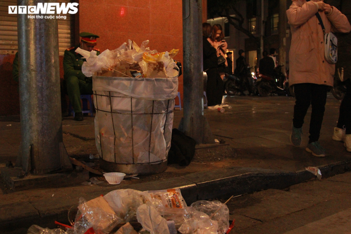 Ảnh: Sau đêm Countdown rực rỡ, rác lại ngập trắng phố đi bộ hồ Hoàn Kiếm - 6