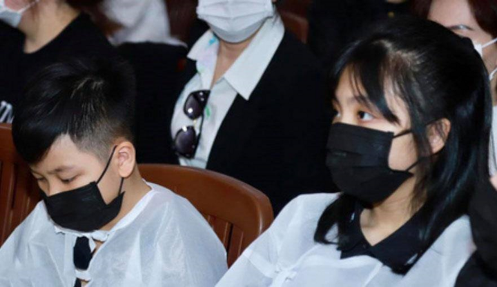 Con gái Vân Quang Long vừa khóc vừa hát 'Ba kể con nghe' trong tang lễ - 5