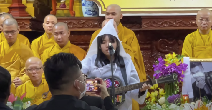 Con gái Vân Quang Long vừa khóc vừa hát 'Ba kể con nghe' trong tang lễ - 6