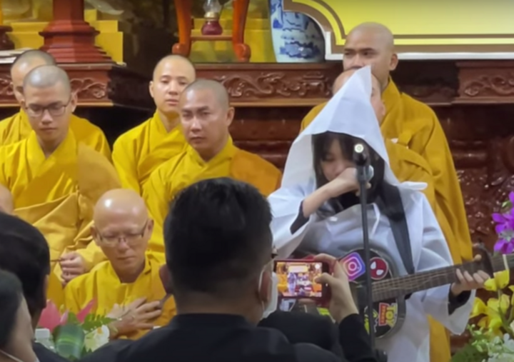 Con gái Vân Quang Long vừa khóc vừa hát 'Ba kể con nghe' trong tang lễ - 7