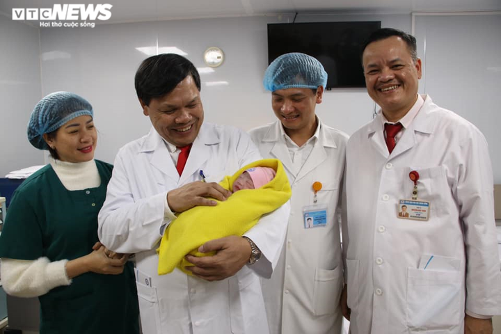 Ảnh: Thiên thần nhỏ đầu tiên chào đời thời khắc giao thừa - 7