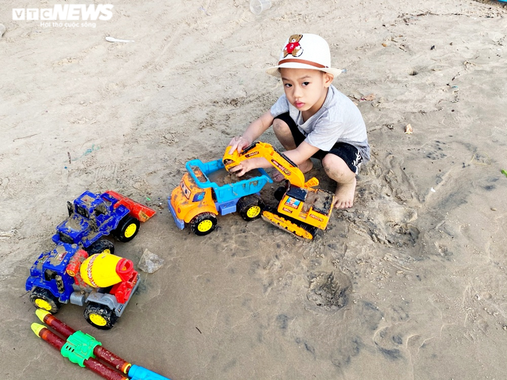 Biển Vũng Tàu chật kín khách trong kỳ nghỉ lễ, nhiều người e dè đeo khẩu trang - 6