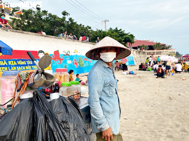 Biển Vũng Tàu chật kín khách trong kỳ nghỉ lễ, nhiều người e dè đeo khẩu trang - 7