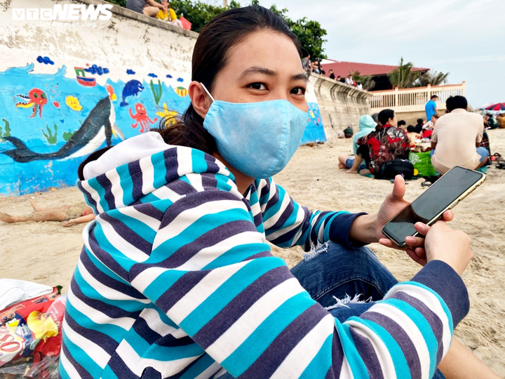 Biển Vũng Tàu chật kín khách trong kỳ nghỉ lễ, nhiều người e dè đeo khẩu trang - 4