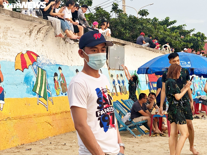 Biển Vũng Tàu chật kín khách trong kỳ nghỉ lễ, nhiều người e dè đeo khẩu trang - 3