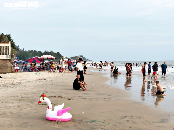 Biển Vũng Tàu chật kín khách trong kỳ nghỉ lễ, nhiều người e dè đeo khẩu trang - 2