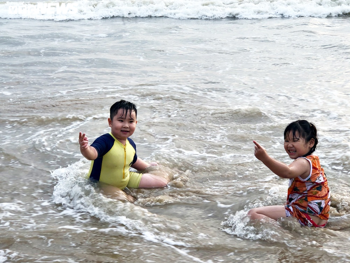 Biển Vũng Tàu chật kín khách trong kỳ nghỉ lễ, nhiều người e dè đeo khẩu trang - 5