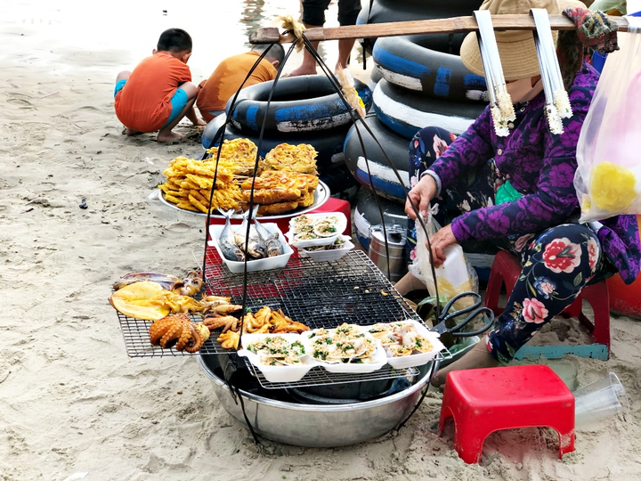 Biển Vũng Tàu chật kín khách trong kỳ nghỉ lễ, nhiều người e dè đeo khẩu trang - 8