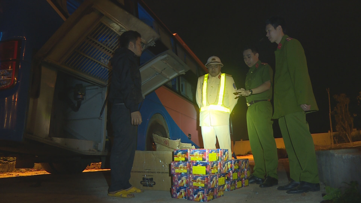 CSGT Đắk Lắk phát hiện 1,4 tạ pháo hoa lậu trên xe khách - 1