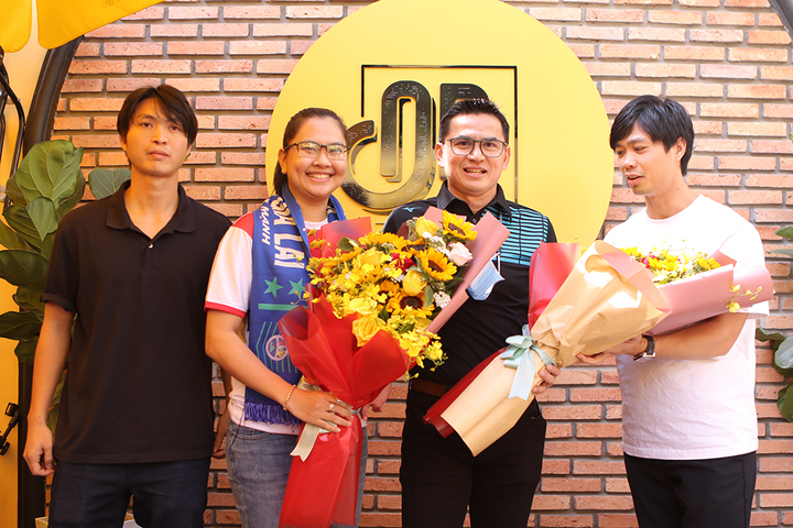 Kiatisak gảy đàn hát Đôi mắt Pleiku ở quán cà phê của Tuấn Anh, Công Phượng - 2