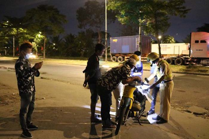 Bị xử vi phạm nồng độ cồn, tài xế thảng thốt 'ham vui chút mà bị phạt nặng quá' - 3