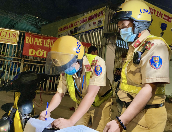 CSGT TP.HCM xuyên đêm phạt 'ma men' lái xe ngày đầu năm mới - 2