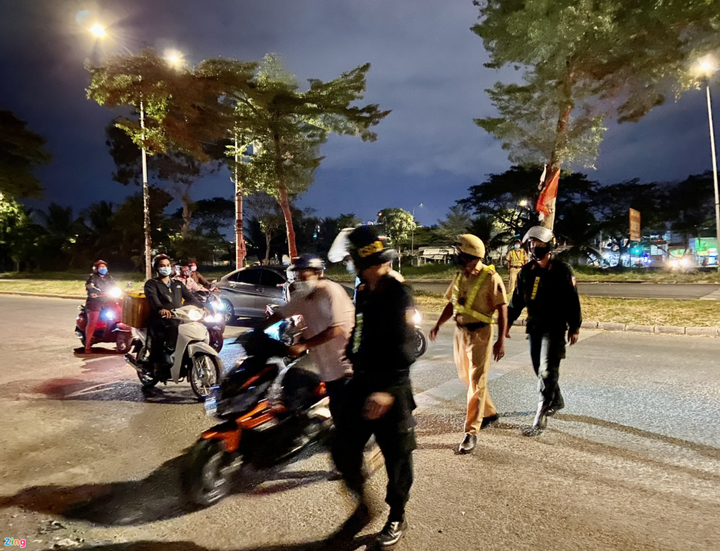 CSGT TP.HCM xuyên đêm phạt 'ma men' lái xe ngày đầu năm mới - 3