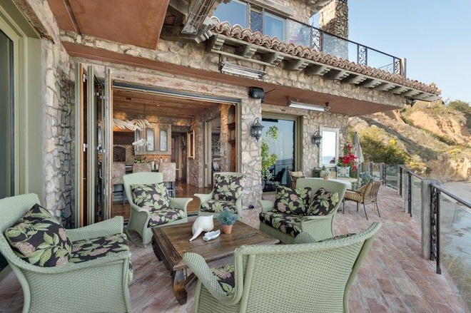 Ngắm biệt thự cheo leo trên vách đá của tỷ phú công nghệ Mỹ - 8