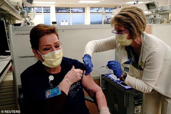 Nhiều nhân viên y tế Mỹ từ chối tiêm vaccine COVID-19 - 1
