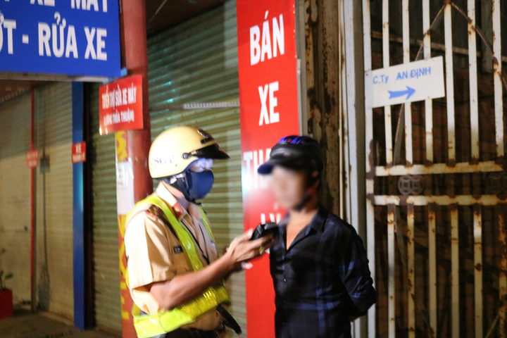Bị xử vi phạm nồng độ cồn, tài xế thảng thốt 'ham vui chút mà bị phạt nặng quá' - 7