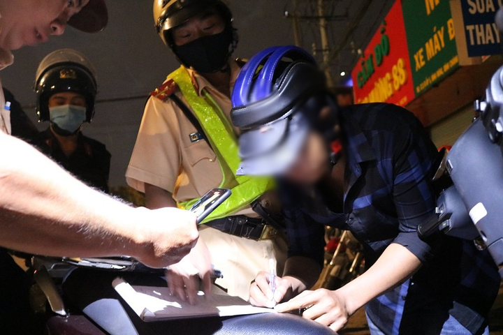 Bị xử vi phạm nồng độ cồn, tài xế thảng thốt 'ham vui chút mà bị phạt nặng quá' - 4