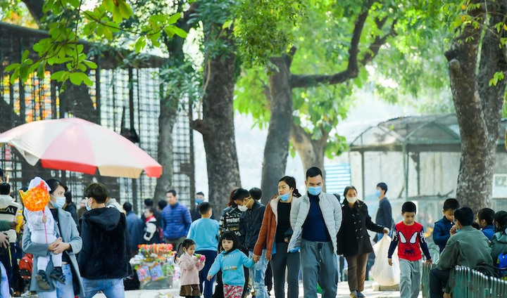 Trời nắng, nhiệt độ miền Bắc tăng nhẹ trong ngày nghỉ cuối cùng Tết Dương lịch - 1