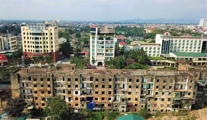 Ảnh: Cuộc sống của 7 hộ dân trong chung cư chờ sập ở TP Vinh - 1