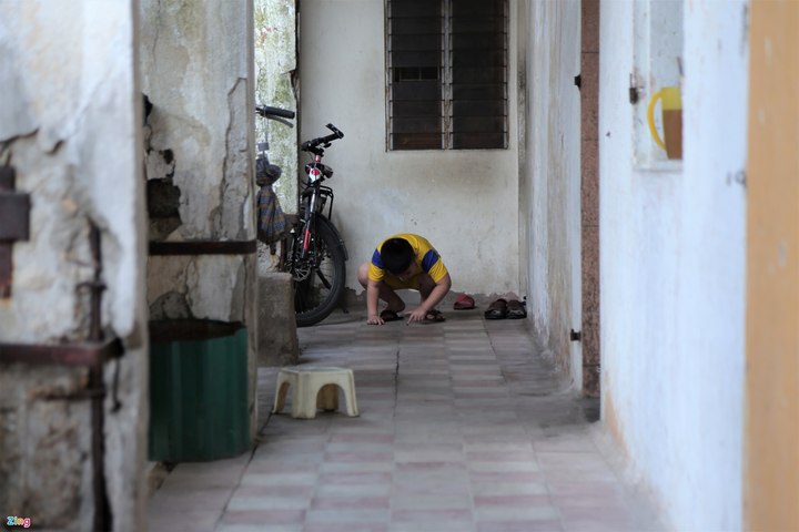 Ảnh: Cuộc sống của 7 hộ dân trong chung cư chờ sập ở TP Vinh - 11