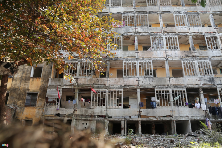 Ảnh: Cuộc sống của 7 hộ dân trong chung cư chờ sập ở TP Vinh - 2