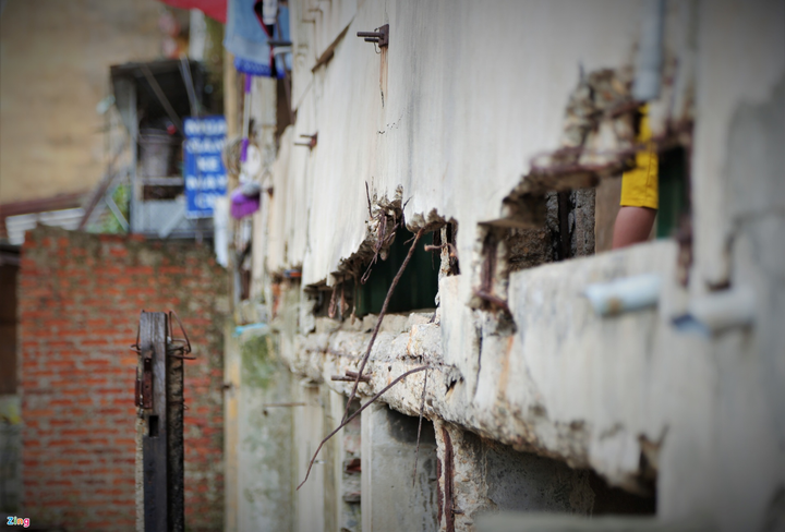 Ảnh: Cuộc sống của 7 hộ dân trong chung cư chờ sập ở TP Vinh - 3