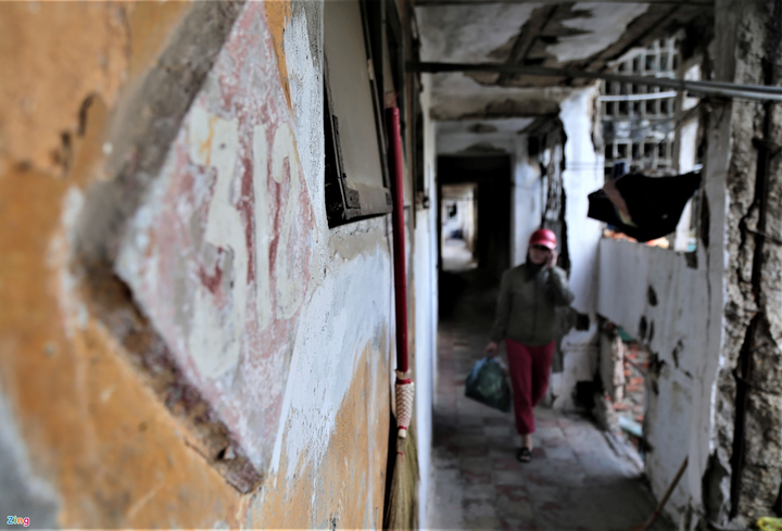 Ảnh: Cuộc sống của 7 hộ dân trong chung cư chờ sập ở TP Vinh - 8