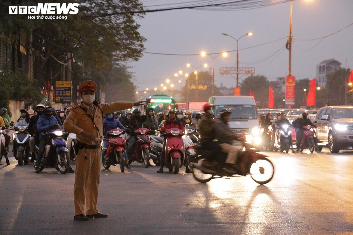 Dân ùn ùn trở lại sau kỳ nghỉ Tết dương lịch, nhiều tuyến đường Thủ đô kẹt cứng - 12