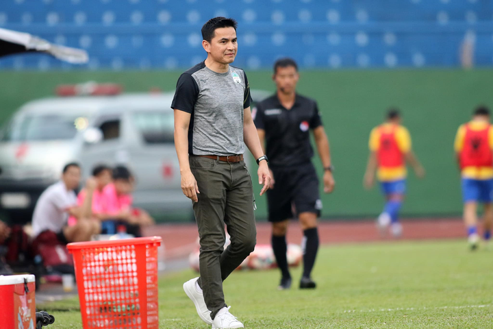 Bầu Đức trực tiếp tới sân xem Kiatisak dẫn HAGL trận ra mắt - 4