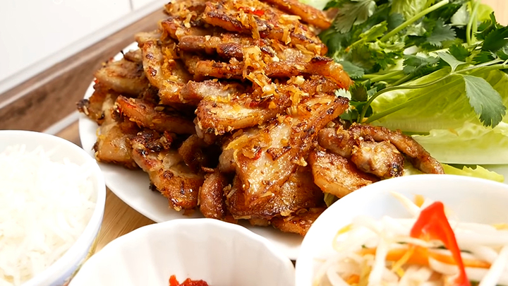 Món ngon mỗi ngày: Thịt ba chỉ chiên sả ớt cực bắt cơm - 1