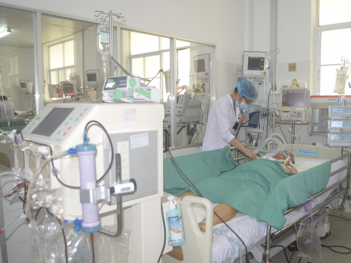 Suýt mất mạng vì tự đắp thuốc nam sau khi bị cua kẹp - 1