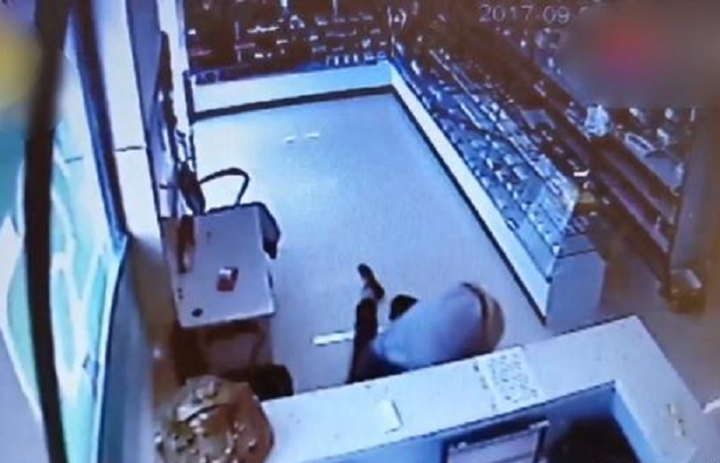 Được hô hấp nhân tạo thoát chết, cụ bà kiện ngược ân nhân vì gãy 12 xương sườn - 1