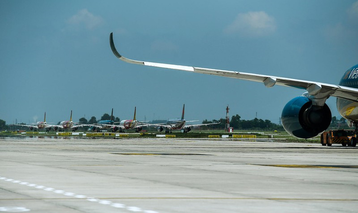 Nghi mèo chạy trong đường băng Nội Bài, nhiều chuyến bay phải chờ, đổi hướng - 1