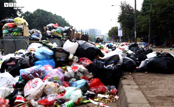 Hà Nội thanh tra công ty vệ sinh môi trường để rác thải ngập ngụa trên phố - 1