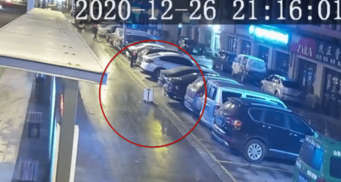 Người đàn ông bỏ quên vali đựng 3,6 tỷ đồng bên lề đường - 1