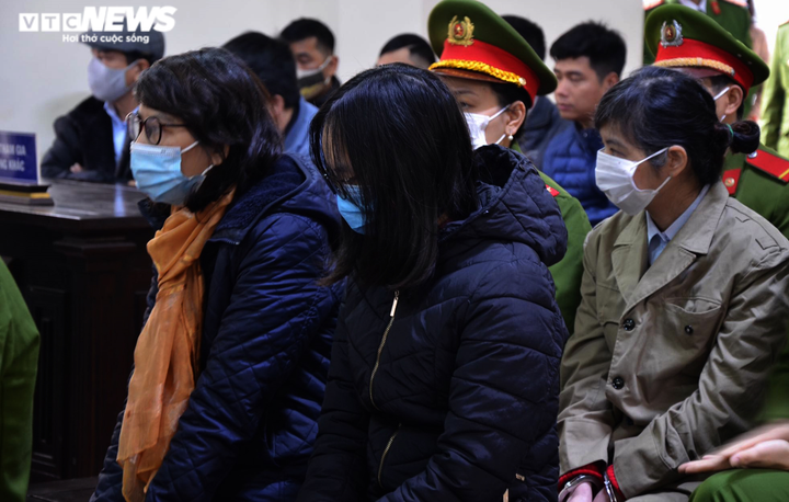 Hình ảnh cựu Trưởng đoàn thanh tra Bộ Xây dựng và đồng phạm hầu tòa - 3