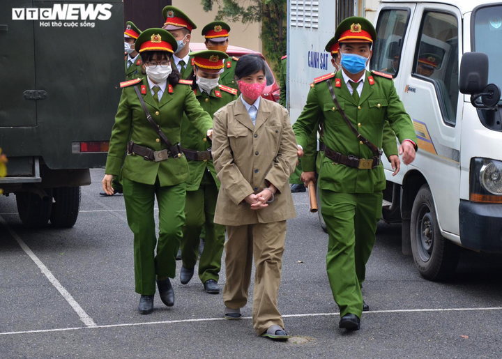 Hình ảnh cựu Trưởng đoàn thanh tra Bộ Xây dựng và đồng phạm hầu tòa - 1