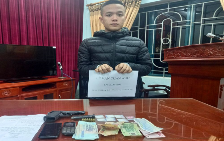 Nam thanh niên tàng trữ ma túy, đem theo súng để phòng thân - 1