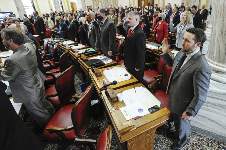 Liên tục họp bàn đối phó COVID-19, các cơ quan Mỹ thành ổ dịch - 1