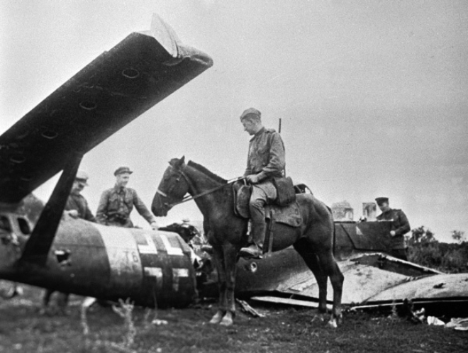 Điều ít biết về phi công Liên Xô bắn rơi 9 máy bay ném bom của phát xít Đức - 2