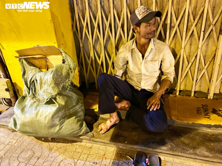 Ảnh: Xót xa cảnh người vô gia cư nằm co ro bên góc phố Sài Gòn giữa đêm trở gió - 7
